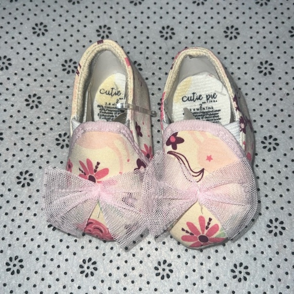 🛍NEW 🛍Cute Little Girls SLIP ON SHOES size 2 ( 3-6 MONTH )